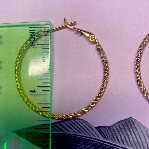 🌟 Gold Hoop Earrings - Picture 3 of 3